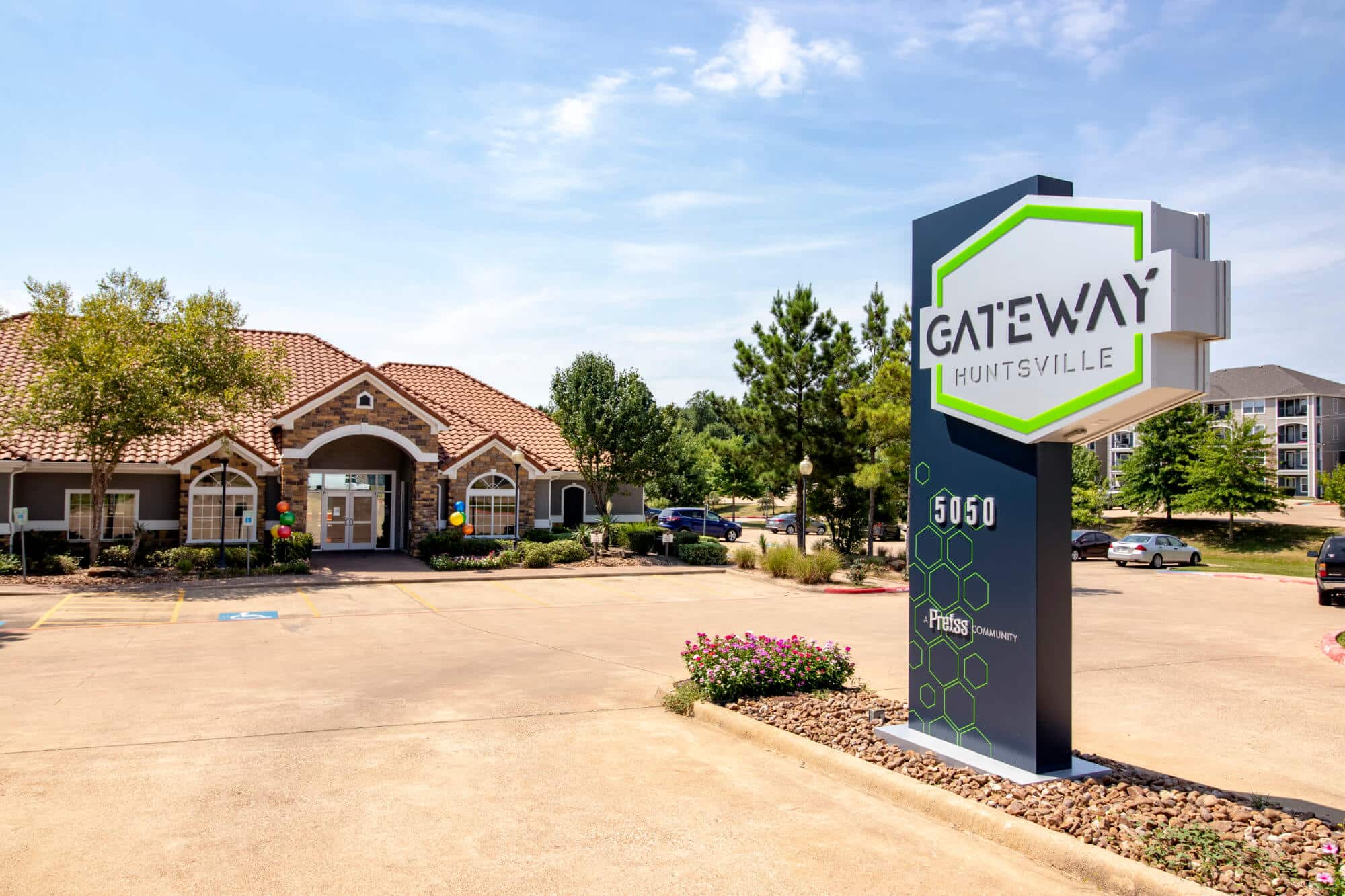 gateway at huntsville off campus apartments near sam houston state university shsu community entrance monument sign